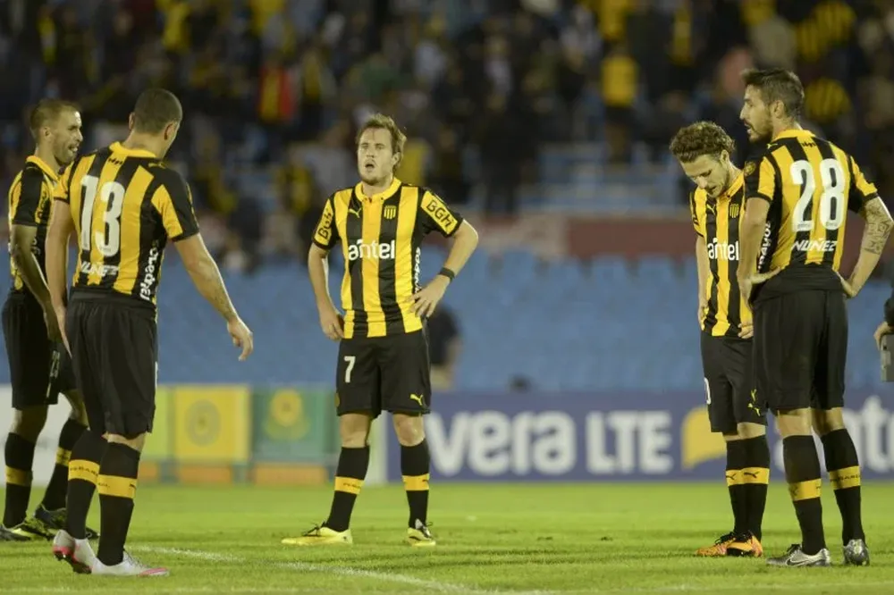 Hernán Novick y una imagen del pesar de la derrota