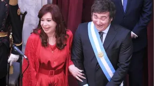 Cristina y Milei, sonrisas cómplices por el bastón