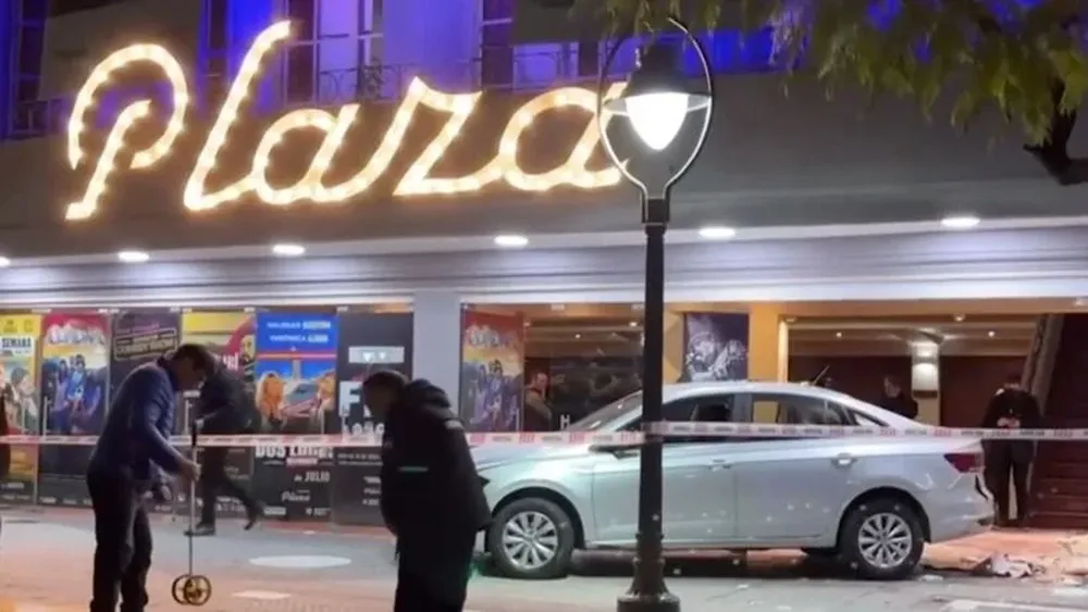 Un auto embistió a decenas de espectadores afuera de un teatro mendocino