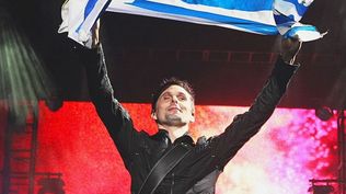 Matt Bellamy, cantante de Muse, con la bandera de Uruguay