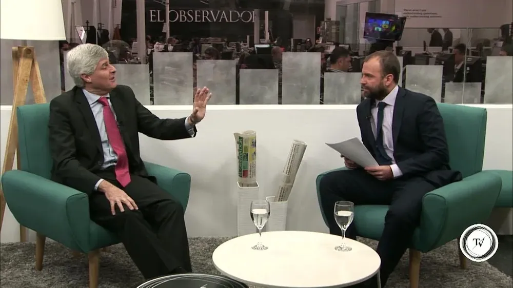 Adrián Leiza Zunino vicepresidente de la comisión disciplinaria de la Conmebol, admitió que fue injusto que al final el uruguayo Edinson Cavani y el chileno Gonzalo Jara hayan tenido la misma sanción en la Copa América: dos partidos.A Uruguay, de todos modos, no lo cocinaron en la Copa con los arbitrajes y sanciones, opinó Leiza, un abogado uruguayo que integra el comité disciplinario desde hace algunos años.El tribunal de disciplina que él integra le había puesto a Jara una sanción de tres partidos pero Chile apeló y la cámara de apelaciones le bajó un partido de sanción.Considero que la sanción de Jara debería haber sido como actuó el tribunal (tres partidos). Estaba de acuerdo con la sanción aplicada por mis compañeros, afirmó Leiza, quien en esa oportunidad no participó de la sanción por ser uruguayo.En cuanto a la sanción de tres partidos a Óscar Tabárez y Mario Rebollo, Leiza advirtió: Lo que pasa es que el reglamento es lapidario. Si se constatan insultos a arbitros, se establece un mínimo de partidos y entonces se aplicaron los mínimos previstos en el reglamento.