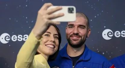 La ministra de Ciencia, Diana Morant, se hace un selfie con Pablo Álvarez