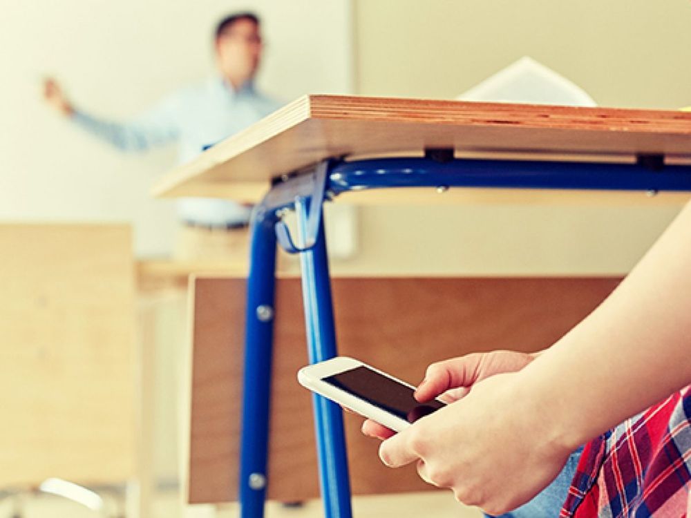 Chile prohibió el uso de celulares en las aulas.