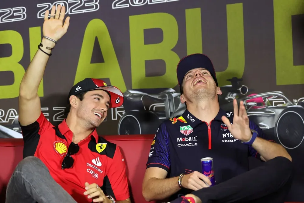 El piloto de Ferrari, Charles Leclerc, y el holandés de Red Bull Racing, Max Verstappen, se ríen durante una conferencia de prensa antes del Gran Premio de Fórmula Uno de Abu Dabi en el circuito de Yas Marin