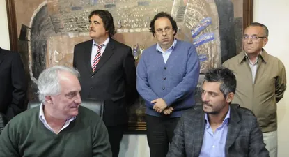 Eduardo Ache le dio la bienvenida al entrenador Gustavo Munúa.