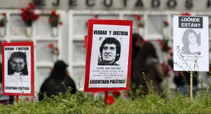 Víctor Jara fue asesinado por militares golpistas chilenos el 15 de septiembre de 1973 en el centro de detención y tortura montado en el Estadio Nacional de Chile.