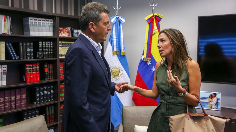 Sergio Massa junto a Elisa Trotta , representante de Juan Guiadó en Argentina, en 2019. Este miércoles, el Frente Renovador consideró irregulares los comicios en Venezuela y reafirmó su histórica postura de denuncia de las violaciones a los derechos humanos por parte del régimen chavista