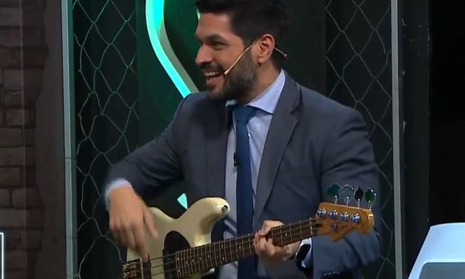 Andrés Ojeda con el bajo en Santo y Seña
