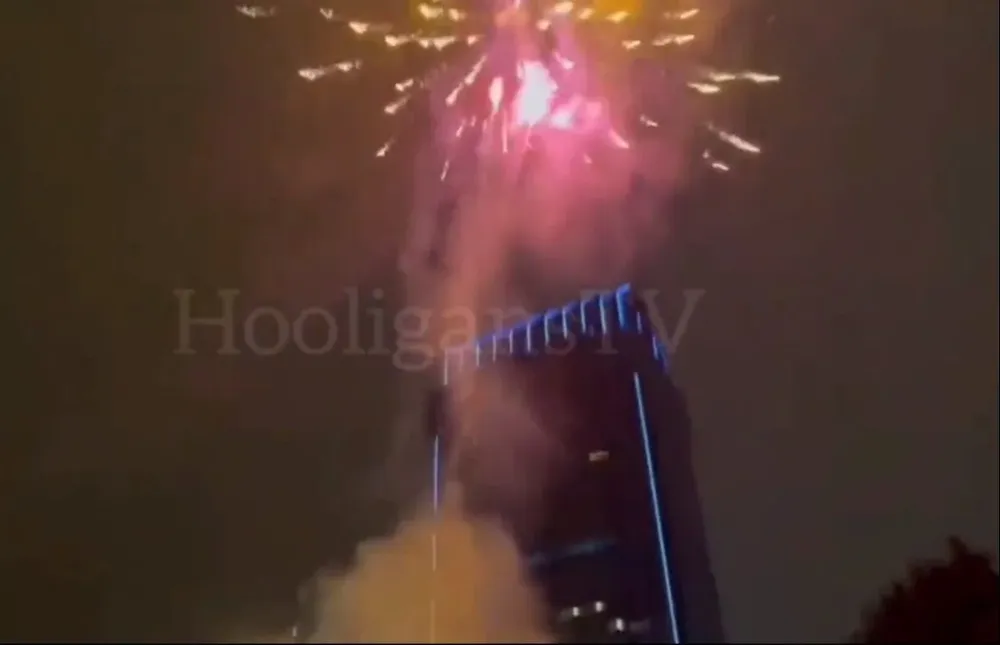 Hinchas de Galatasaray tiraron fuegos artificiales en el hotel de FC Barcelona