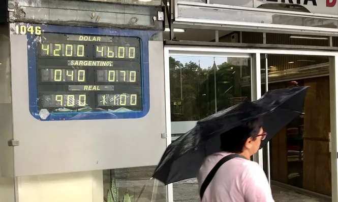 El dólar cayó y se acercó de nuevo a los $ 44 en el circuito interbancario