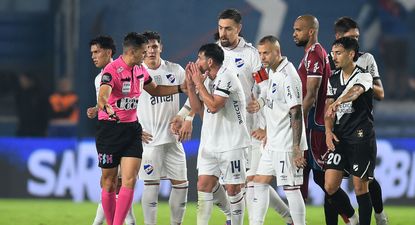 Nicolás Lodeiro protesta a Mathías de Armas su expulsión contra Danubio junto a varios jugadores de Nacional