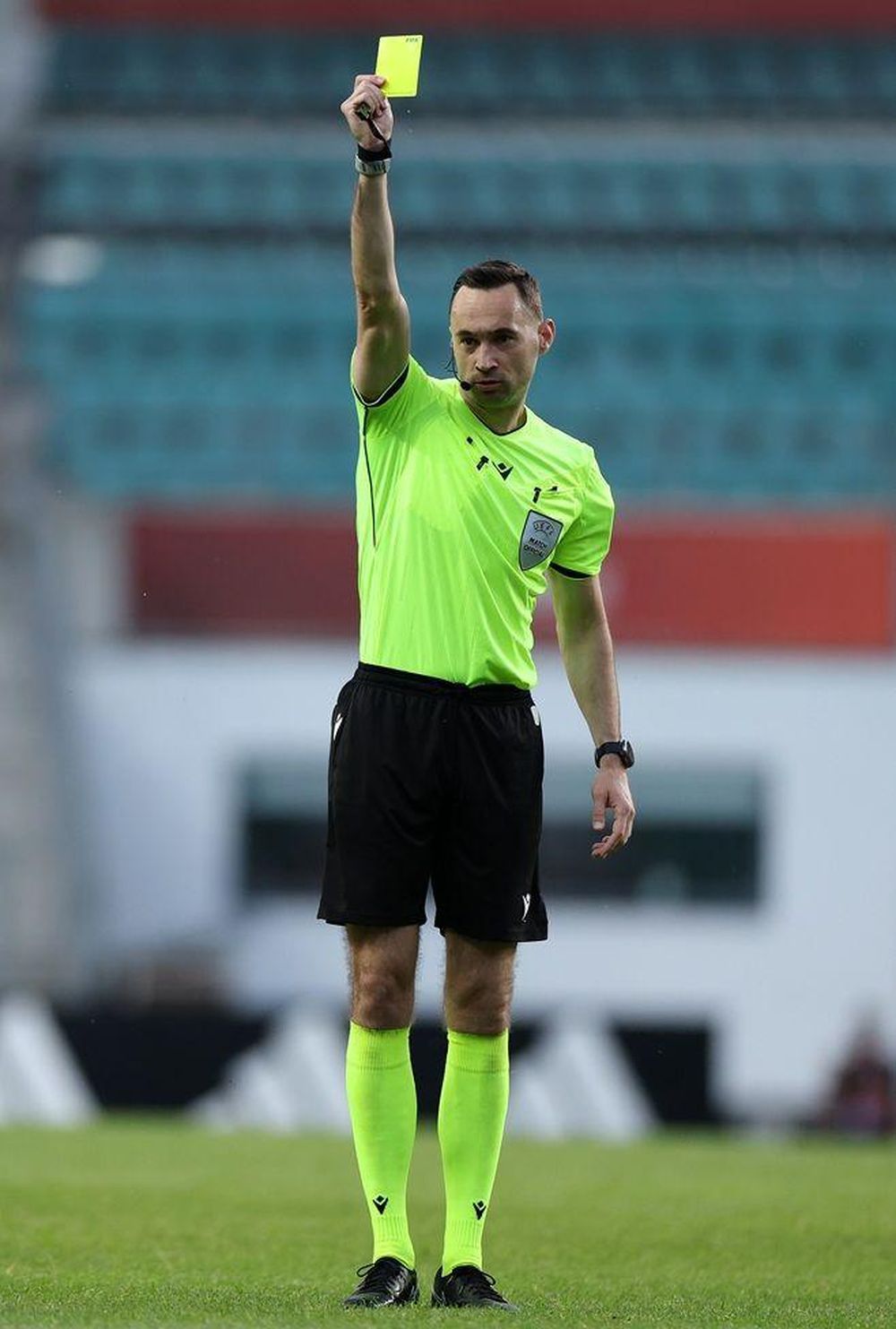 De acuerdo con la IFAB, el VAR puede ayudar a los árbitros a revisar "una tarjeta roja incorrecta que resulte de una segunda amarilla claramente errónea".