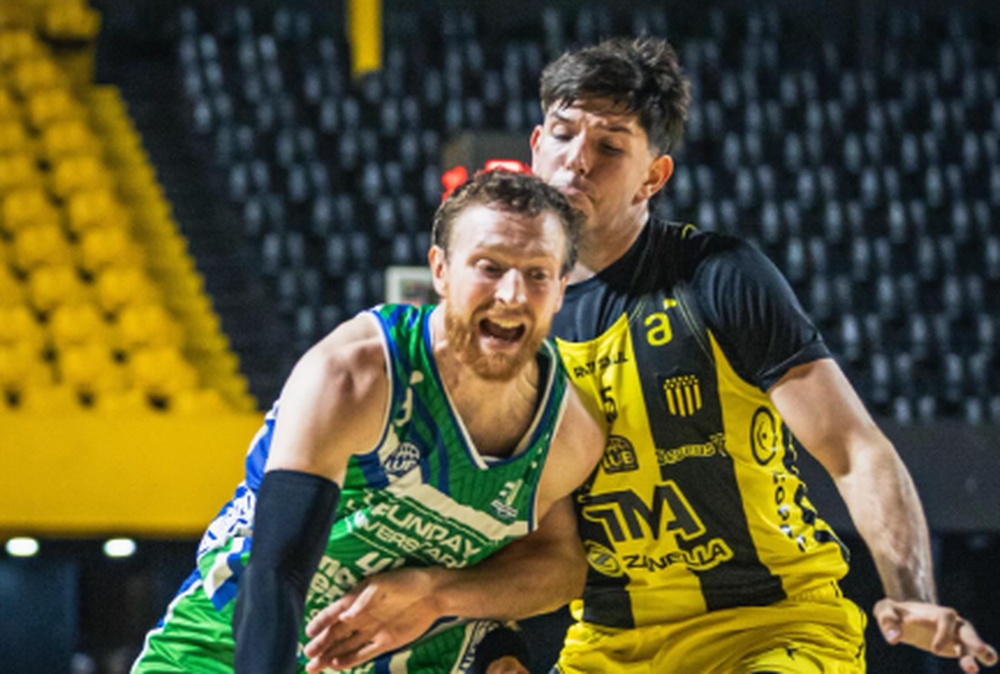 Escena del partido entre Peñarol y Urunday