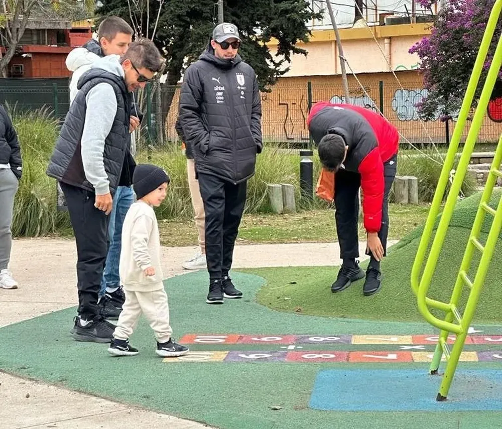 Fede Valverde y Benicio, en el Parque Rodó