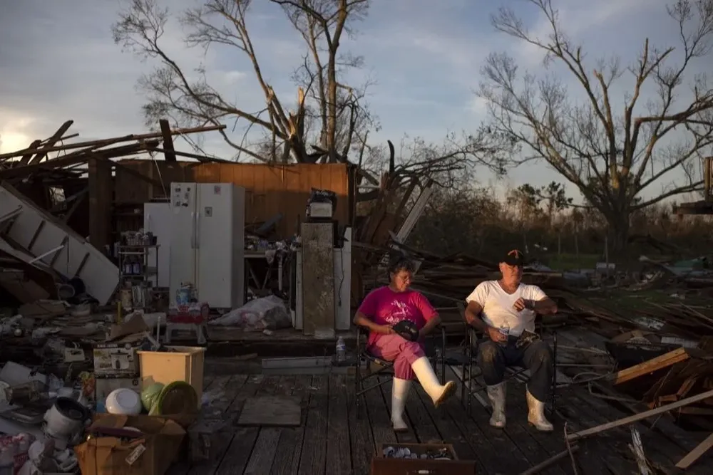 Darlene and Grant Dupre, sentados en lo que era su casa ubicada en Pointe-Aux-Chenes (Louisiana) tras el paso del huracán Ida