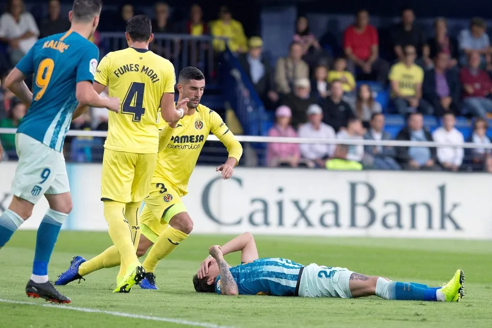 José María Giménez en el suelo ante varios jugadores del Villarreal