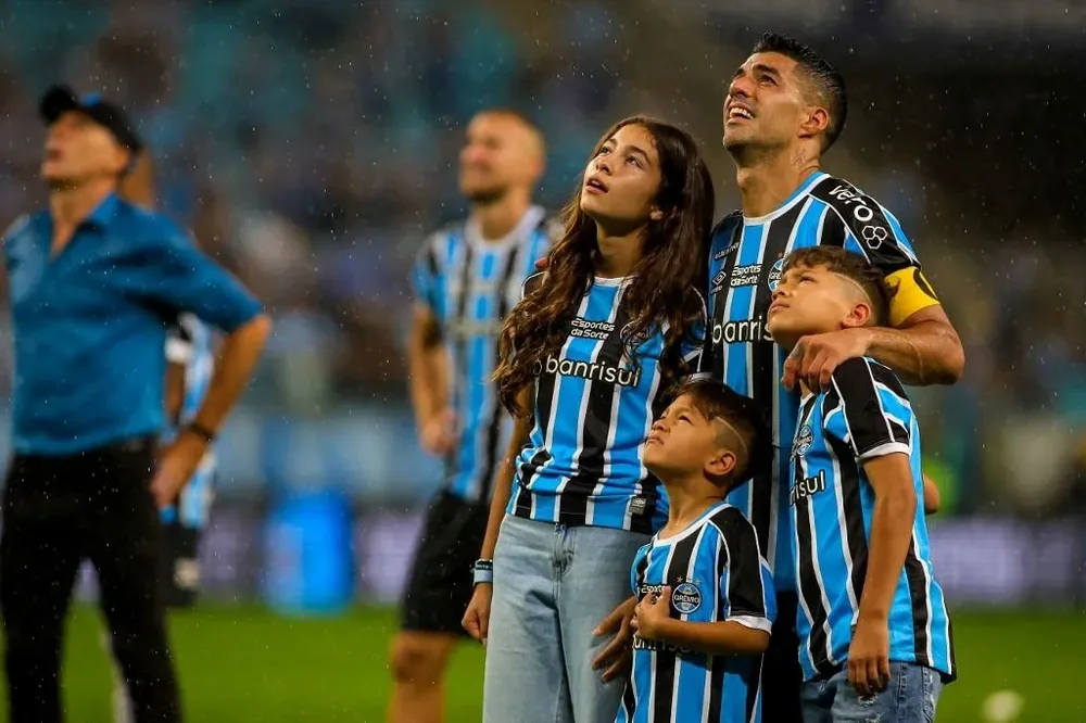 Suárez y su familia en la despedida del Arena do Gremio