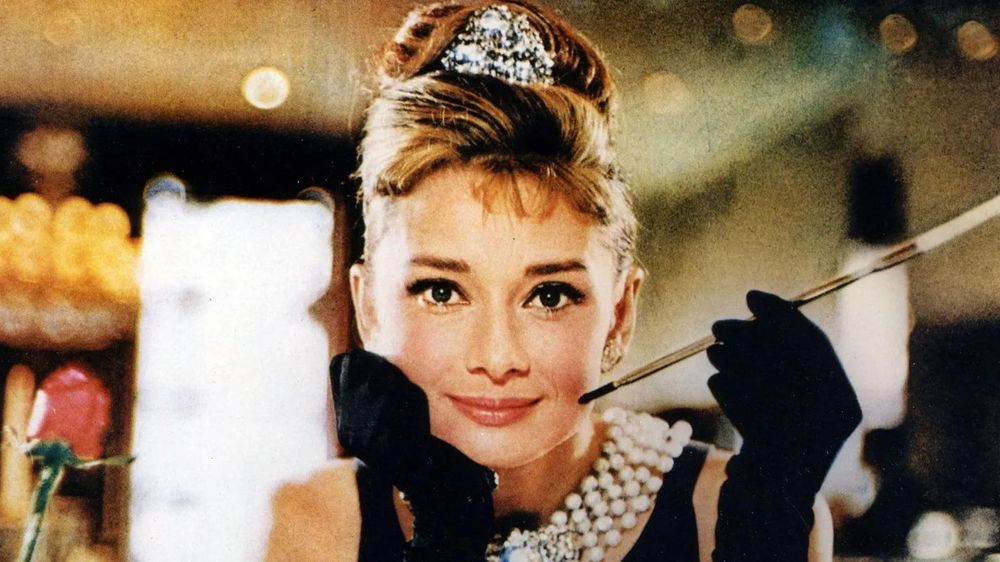En el film, Audrey Hepburn exude glamour, clase e independencia. Pero es una mujer rural del medio oeste de EE.UU. cuya elegancia de la alta sociedad es un elaborado disfraz que la ayuda a escapar de su triste vida.