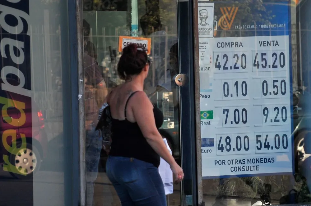 En la pizarra del BROU, el dólar cayó 10 centésimos este martes.