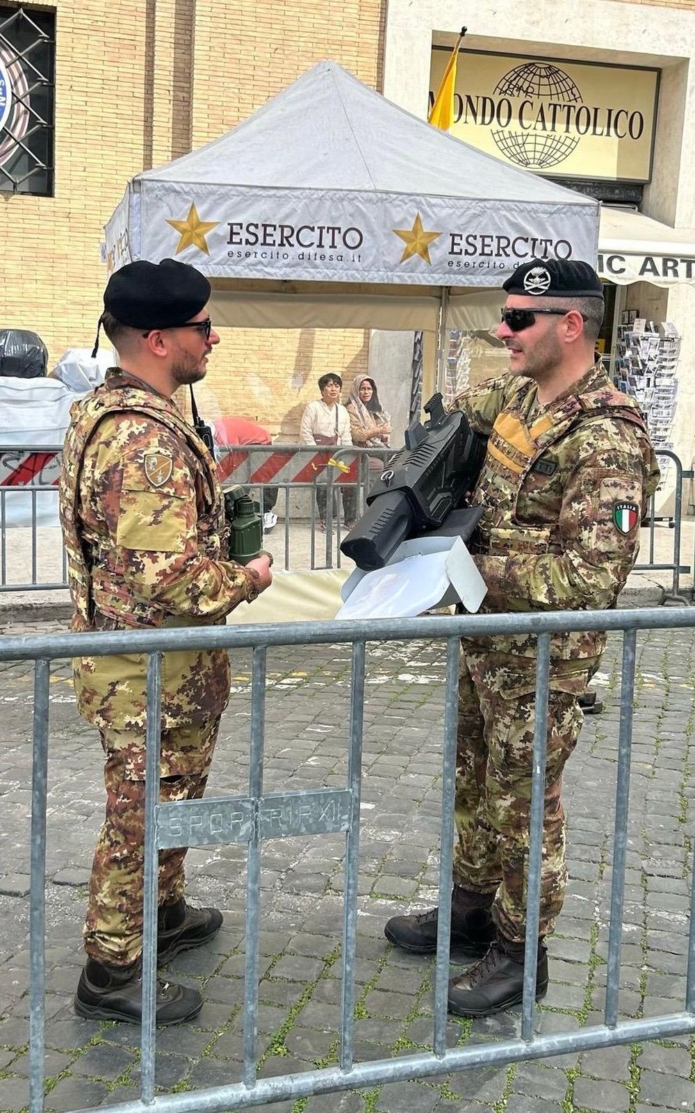 Cómo funcionan los rifles antidrones que utiliza el ejército italiano para evitar atentados en el funeral del Papa. (El Observador)&nbsp;