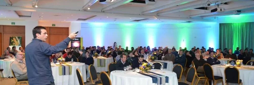 Santiago Arana, uno de los expositores, disertó sobre el valor de la tecnología de riego.