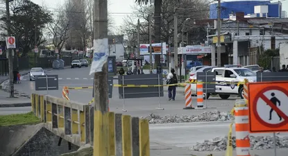 imm repara un puente en malvin norte y los vecinos estan molestos