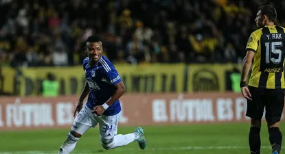 Óscar Cortés festeja al lado de Yonatthan Rak