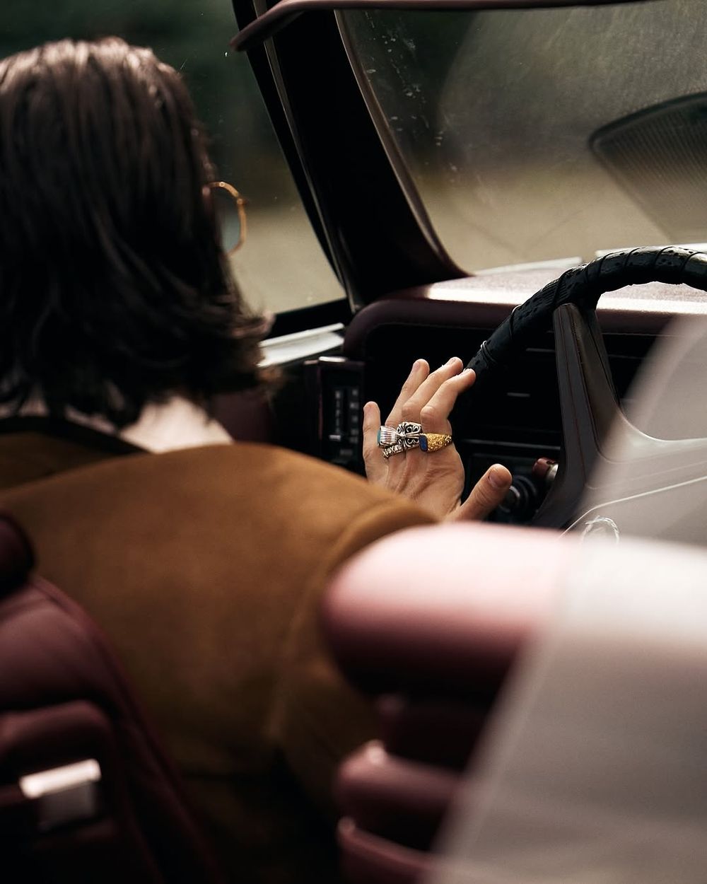 La llegada al entrenamiento de la selecci&oacute;n de Hungr&iacute;a de Dominik Szoboszlai en un Cadillac de 1970 y mostrando sus anillos