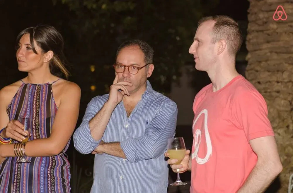 Valentina Arriagada, directora de producto de Connectus Medical, Javier Artigas, Director Ejecutivo de Connectus Medical y Joe Gebbia, cofundador de Airbnb.