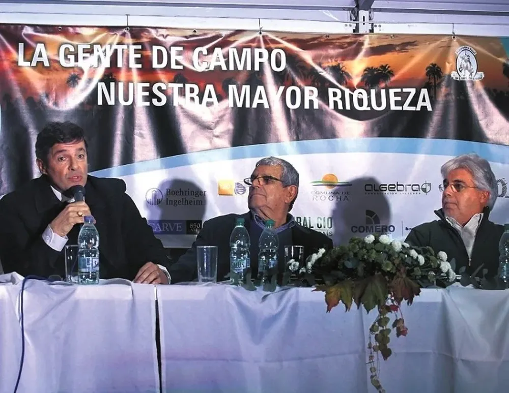 Riani, Bresque y Aguerre, durante el cierre del congreso de la Federación Rural en Lascano.