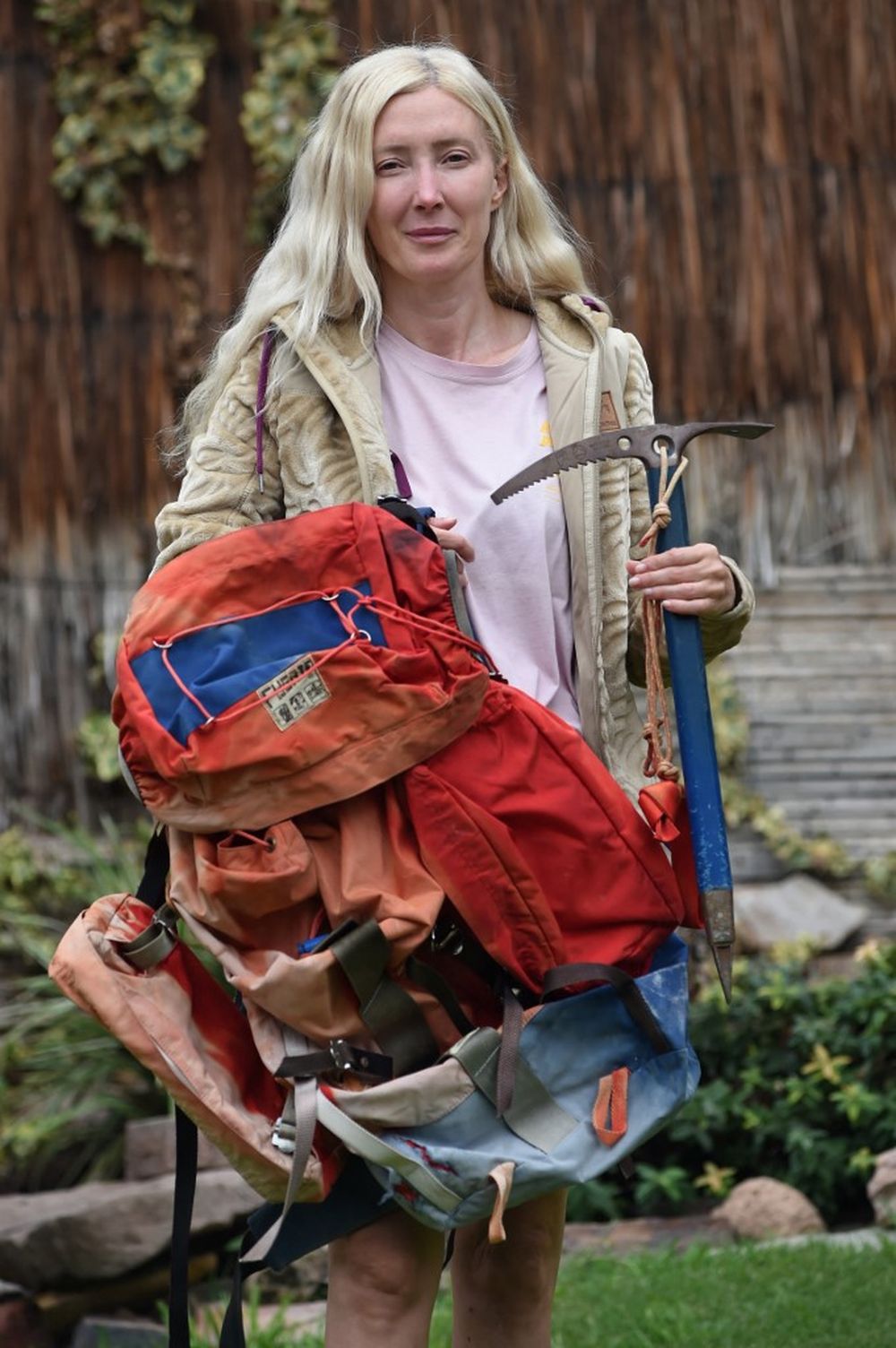 Azul Vieiro con la mochila de su padre