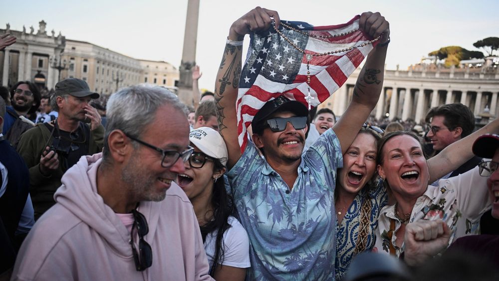 Los estadounidenses muestran su alegría por la elección del primer papa originario de su país.