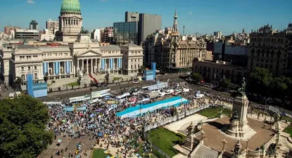 La motosierra, Cristina se va presa, no hay plata: los cantos y las imágenes del primer discurso de Javier Milei