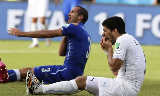 Chiellini y Suárez en el mundial de Brasil.