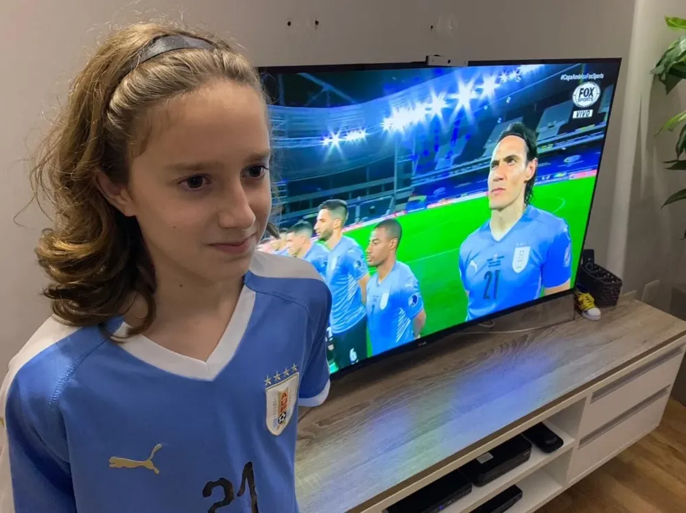 Renán y el himno uruguayo en el partido ante Paraguay