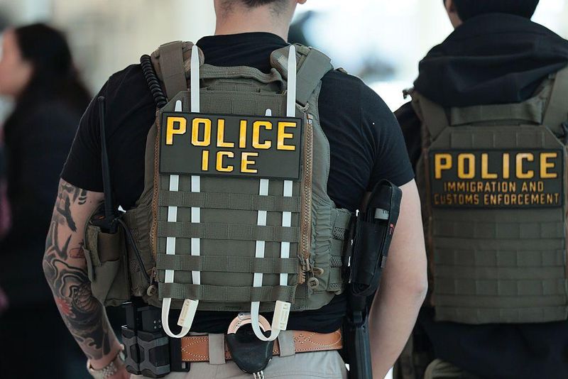 "La esposaron de manos y pies como si fuera una criminal": la francesa de 86 años arrestada por ICE tras mudarse a EEUU para recuperar a un amor perdido