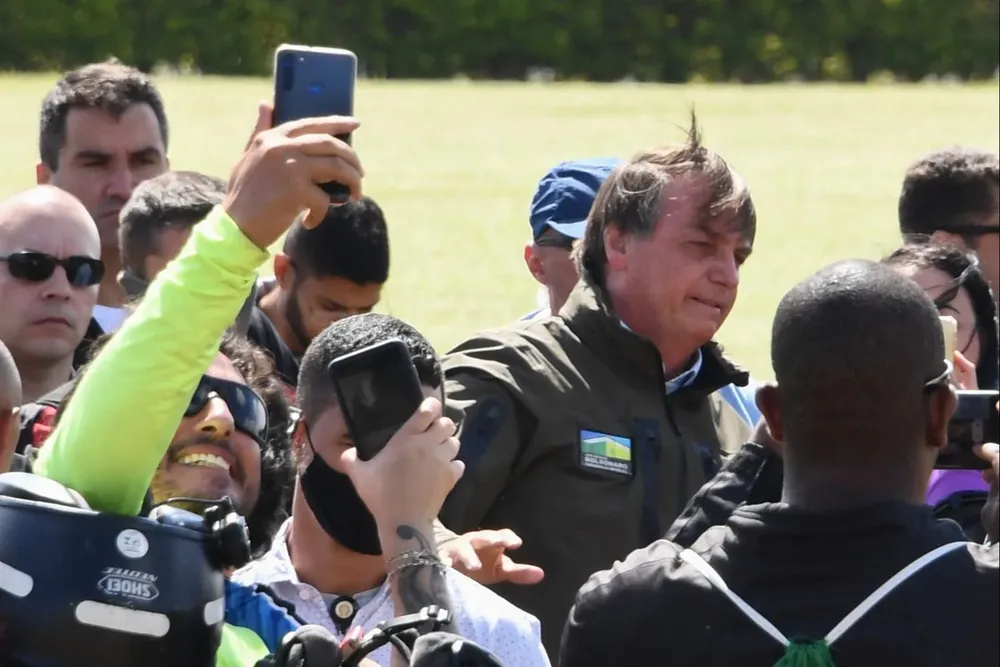 Bolsonaro lideró una caravana en medio de la segunda ola de la pandemia