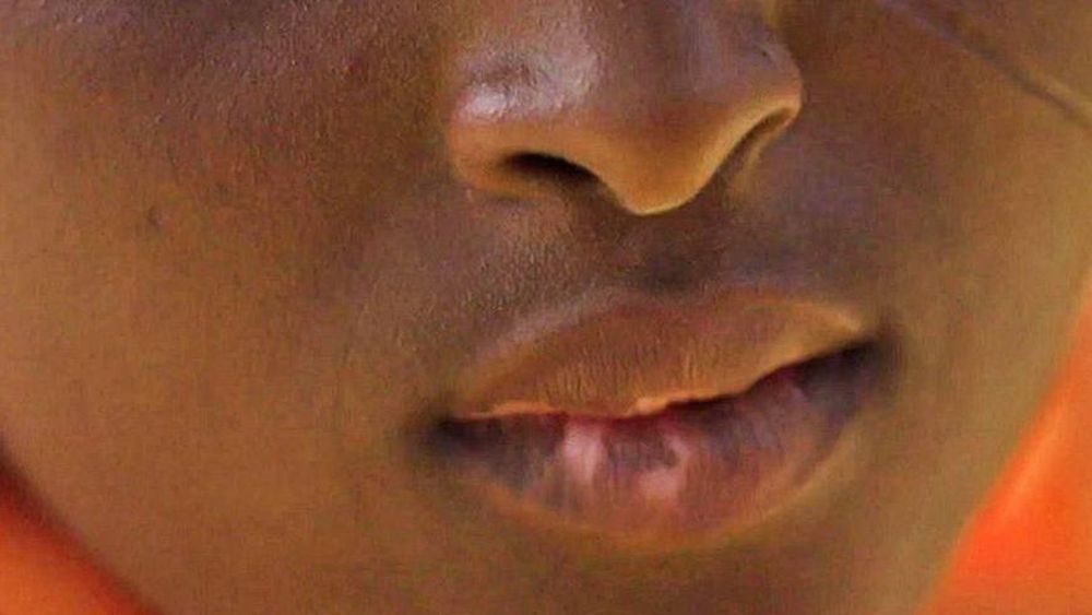 Una mujer nigeriana relató a la BBC los problemas de salud que presentan sus hijos por su decisión de intentar blanquearles la piel.