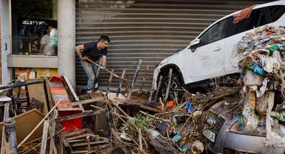 Los coches amontonados bloquean la salida de las casas.