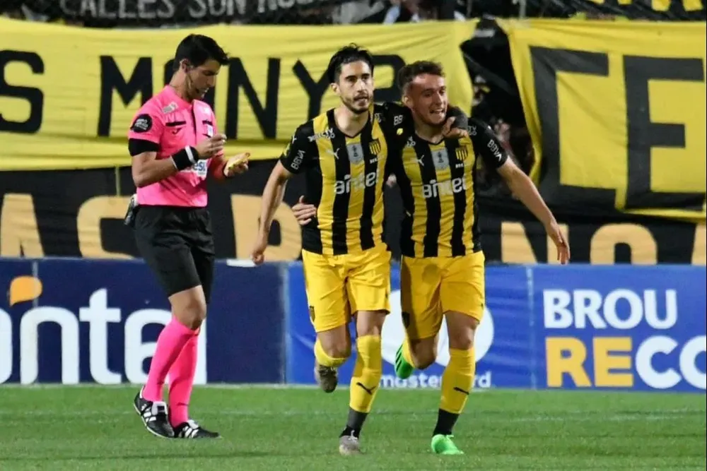 Nicolás Rossi celebra el empate de Peñarol ante Boston River junto a Juan Manuel Ramos
