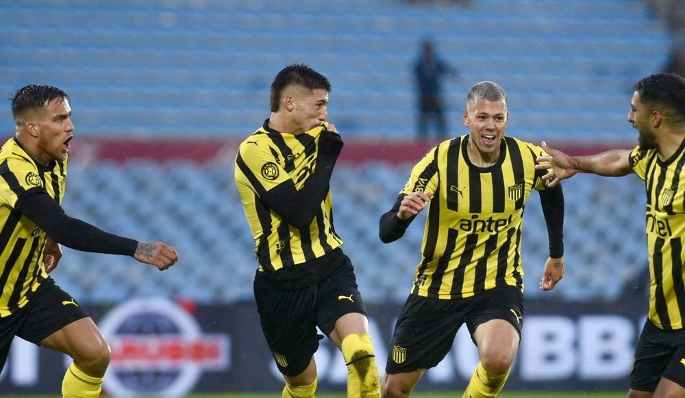 Damián García celebra junto a sus compañeros de Peñarol, su gol ante Fénix