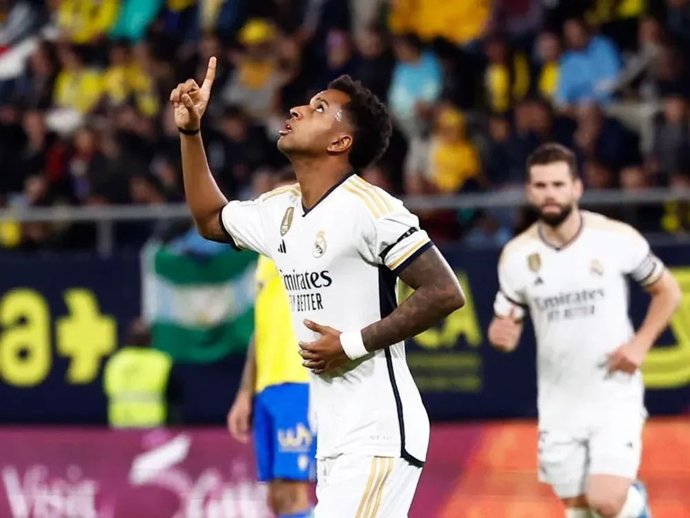De la mano de Rodrygo.