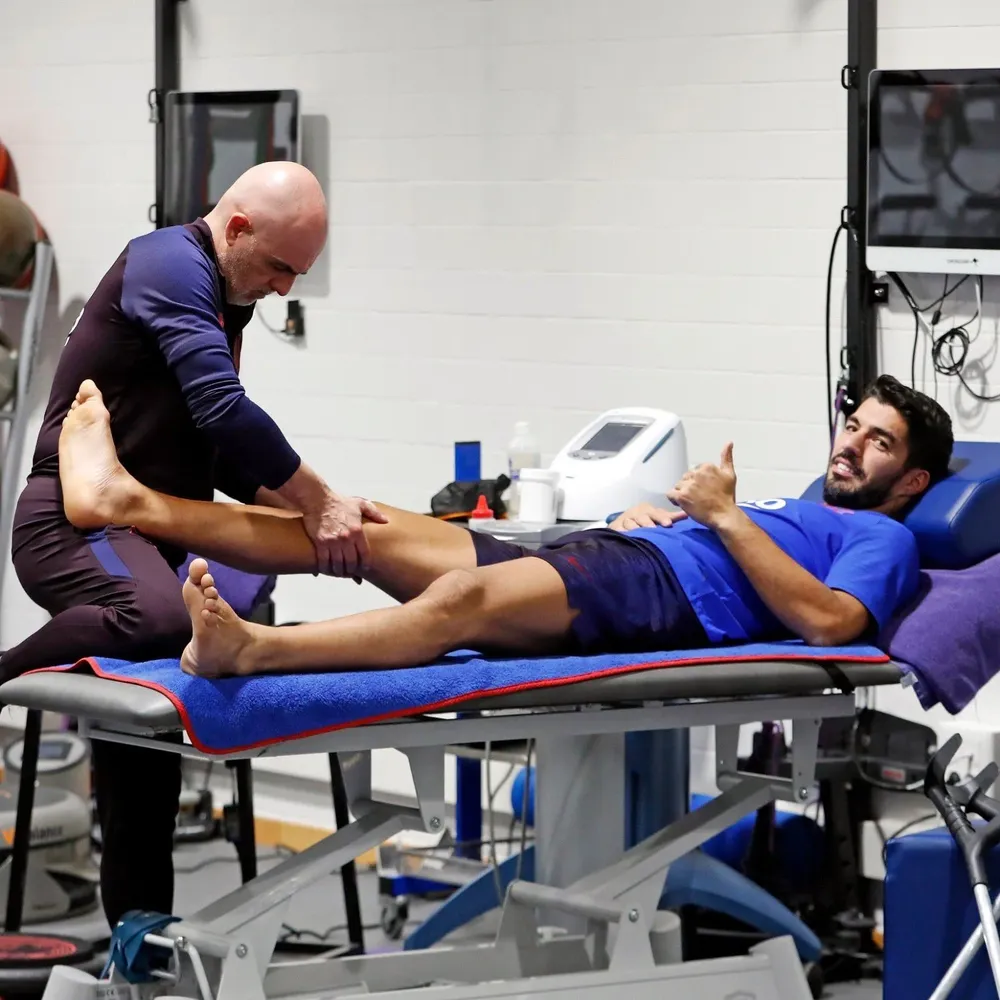 Luis Suárez comenzó la recuperación de la sutura meniscal externa en la rodilla derecha