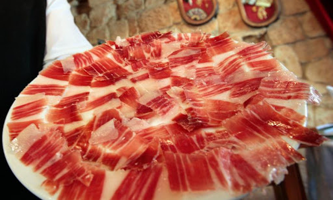 El jamón ibérico de Guijuelo, clave en la economía de España.