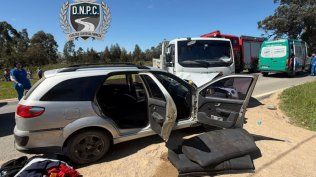 Siniestro en Canelones: choque entre una camioneta y un camión dejó tres heridos, entre ellos un menor
