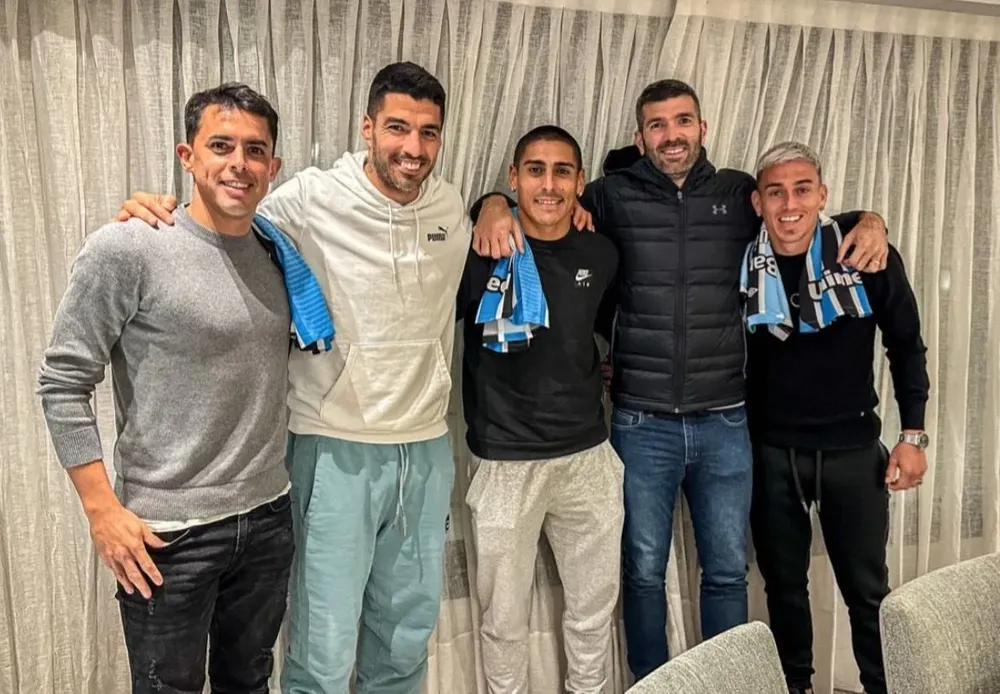 Luis Suárez estuvo junto a Diego Rodríguez, Diego Zabala, Emmanuel Gigliotti y Christian Almeida, excompañeros de Nacional, y les regaló su camiseta de Gremio