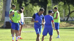 Gustavo Munúa trabajando en cancha