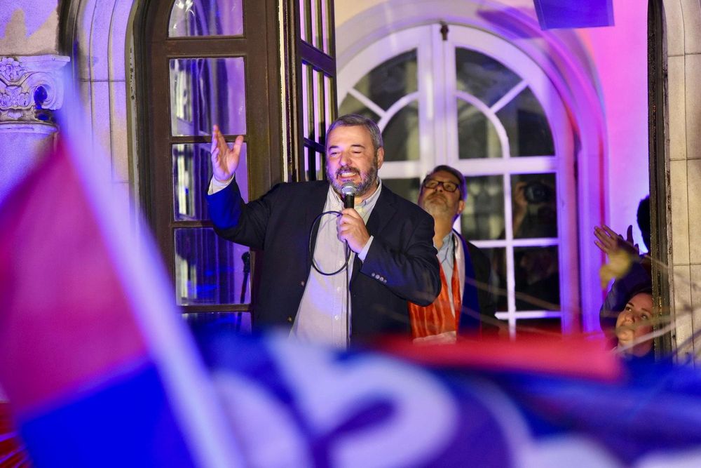 Mario Bergara es el nuevo intendente de Montevideo, festejos en la sede del Frente Amplio