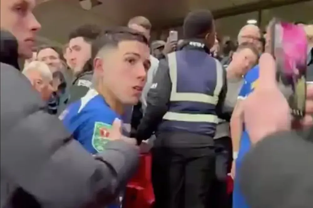 El tenso momento de Enzo Fernández con un hincha del Liverpool