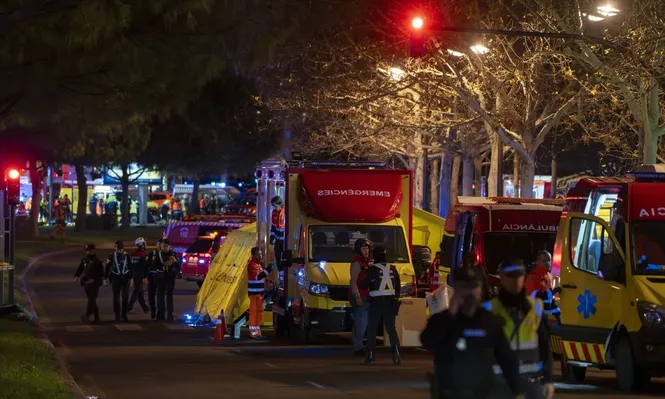 Sanitarios y bomberos en la zona del incendio de Campanar.